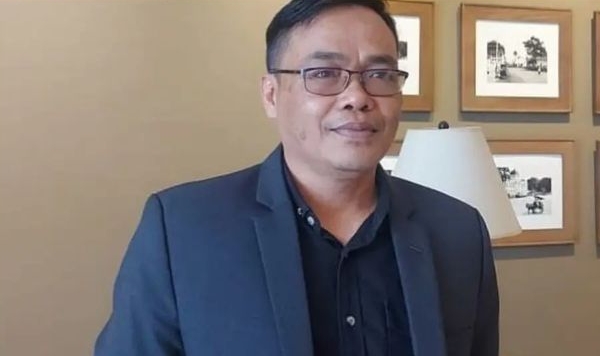 Dadang Risdal Aziz ketua jamparing institut pemerhati kebijakan pemerintah saat ditemui di ruang kerjanya yang sedang malakukan kajian isu atas dugaan terjadinya tindakan korupsi di Kabupaten Bandung.