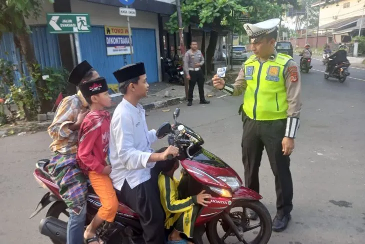 Kepolisian Daerah Jawa Barat melakukan penindakan terhadap 10.961 orang pelanggar lalu lintas, baik pengendara kendaraan roda dua maupun roda empat, sejak kebijakan tilang manual kembali diberlakukan pada Juni 2023.