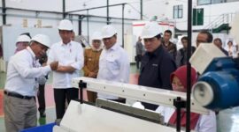 Presiden Jokowi dan Menhan Prabowo Subianto saat meninjau PT Pindad di Malang Jawa Timur
