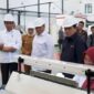 Presiden Jokowi dan Menhan Prabowo Subianto saat meninjau PT Pindad di Malang Jawa Timur