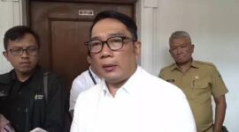 Gubernur Jawa Barat Ridwan Kamil menjelaskan, ribuan calon siswa tersebut dicoret karena curang.

Salah satunya adalah para peserta mengubah domisili di kartu keluarga.
