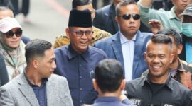 Pimpinan Pondok Pesantren (Ponpes) Alzaytun, AS Panji Gumilang tiba di Barskrim Polri. Jakarta Selatan, Senin (3/7/2023) pukul 23.30 WIB.