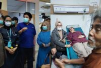 Pj Wali Kota Cimahi, Dikdik Suratno Nugrahawan menjenguk korban keracunan di RSUD Cibabat, Minggu (23/7/2023) malam. Ratusan warga Kelurahan Padasuka dan Setiamanah, Kecamatan Cimahi Tengah tersebut mengalami keracunan usai mengonsumsi nasi boks di acara reses anggota DPRD hingga mereka harus mendapat perawatan di sejumlah rumah sakit dan puskesmas, pada Minggu (23/7/2023).