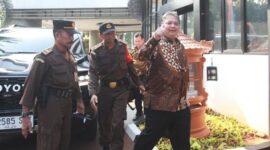 Menko Perekonomian Airlangga Hartarto keluar dari gedung Kejagung pada pukul 21.08 WIB. Dengan demikian, Ketua Umum Golkar itu berada di dalam gedung kejaksaan itu sekitar 12 jam sejak masuk pukul 08.24 WIB. Senin (24/7)