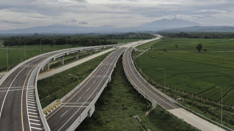 Tol Cisumdawu yang diresmikan Jokowi hari ini (11/7) bakal digratiskan tarifnya selama dua hingga tiga minggu. 