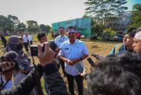 Hingga pagi ini, kondisi TPA Sarimukti masih dipenuhi kepulan asap pekat, Menanggapi hal itu, Plh Wali Kota Bandung, Ema Sumarna mengaku telah mengerahkan bantuan Dinas Kebakaran dan Penanggulangan Bencana (Diskar PB) untuk mempercepat proses pemadaman di TPA Sarimukti.