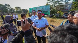 Hingga pagi ini, kondisi TPA Sarimukti masih dipenuhi kepulan asap pekat, Menanggapi hal itu, Plh Wali Kota Bandung, Ema Sumarna mengaku telah mengerahkan bantuan Dinas Kebakaran dan Penanggulangan Bencana (Diskar PB) untuk mempercepat proses pemadaman di TPA Sarimukti.