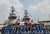 Wakil Kepala Staf TNI AL Laksamana Madya TNI Ahmadi Heri Purwono (barisan depan, delapan kiri) berfoto bersama Panglima Koarmada RI Laksamana Madya TNI Herru Kusmanto, jajaran pejabat Mabes TNI AL, dan Panglima Koarmada III TNI AL Laksamana Muda TNI Rachmad Jayadi saat upacara serah terima dua kapal tunda baru buatan industri galangan kapal dalam negeri, yaitu TD Umsini dan TD Irau, di Galangan Noahtu Shipyard, Tanjung Priok, Jakarta, Senin (21/8/2023).