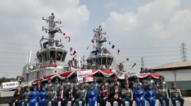 Wakil Kepala Staf TNI AL Laksamana Madya TNI Ahmadi Heri Purwono (barisan depan, delapan kiri) berfoto bersama Panglima Koarmada RI Laksamana Madya TNI Herru Kusmanto, jajaran pejabat Mabes TNI AL, dan Panglima Koarmada III TNI AL Laksamana Muda TNI Rachmad Jayadi saat upacara serah terima dua kapal tunda baru buatan industri galangan kapal dalam negeri, yaitu TD Umsini dan TD Irau, di Galangan Noahtu Shipyard, Tanjung Priok, Jakarta, Senin (21/8/2023).
