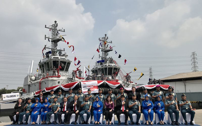 Wakil Kepala Staf TNI AL Laksamana Madya TNI Ahmadi Heri Purwono (barisan depan, delapan kiri) berfoto bersama Panglima Koarmada RI Laksamana Madya TNI Herru Kusmanto, jajaran pejabat Mabes TNI AL, dan Panglima Koarmada III TNI AL Laksamana Muda TNI Rachmad Jayadi saat upacara serah terima dua kapal tunda baru buatan industri galangan kapal dalam negeri, yaitu TD Umsini dan TD Irau, di Galangan Noahtu Shipyard, Tanjung Priok, Jakarta, Senin (21/8/2023).