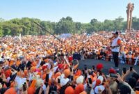 Bakal calon presiden dari Koalisi Perubahan untuk Persatuan (KPP), Anies Baswedan, memberikan sambutan dalam acara jalan sehat yang digelar DPW PKS Jawa Barat di Lapangan Tegallega, Kota Bandung, Sabtu (5/8/2023). 