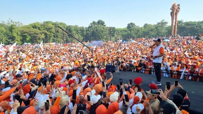 Bakal calon presiden dari Koalisi Perubahan untuk Persatuan (KPP), Anies Baswedan, memberikan sambutan dalam acara jalan sehat yang digelar DPW PKS Jawa Barat di Lapangan Tegallega, Kota Bandung, Sabtu (5/8/2023). 