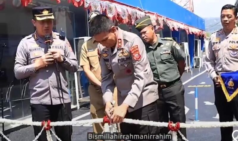 Kapolda Jabar Irjen Pol Akhmad Wiyagus  meresmikan uji praktek SIM di Mapolresta Bandung didampingi Kapolresta Bandung Kombes Pol Kusworo Wibowo. Senin (7/8/2023). 


 Sumber: Ketik.co.id | Media Kolaborasi Indonesia. 
 https://ketik.co.id/berita/warga-sambut-gembira-uji-praktek-sim-jajaran-polda-jabar-dipermudah