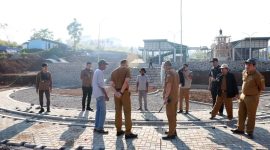 Bupati Bandung Barat Hengky Kurniawan bersama beberapa pejabat Bandung Barat meninjau progres pembangunan Alun-alun Bandung Barat di Ngamprah, Kabupaten Bandung Barat, Jawa Barat, beberapa waktu lalu