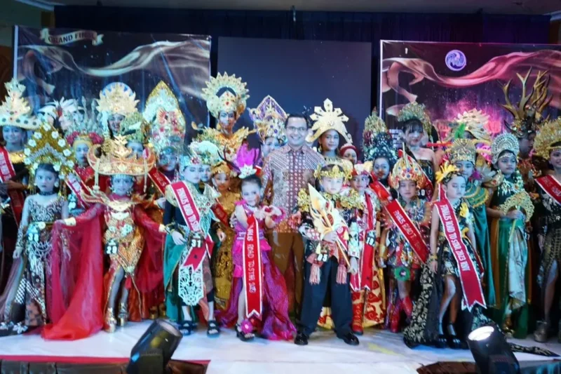 Wakil Bupati Bandung H Sahrul Gunawan. SE., M.Ag. Berfoto bersama finalis pada acara Grand final Indonesian Art and Culture Model Competition tingkat Nasional Road To Star 2023 tersebut diselenggarakan pada 5-6 Agustus di Hotel Horison Bandung. 