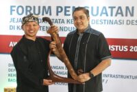 Wakil Ketua Komisi X DPR RI Dede Yusuf menyerahkan Cinderamata Golok Ciung Wanara Koleksi pribadinya kepada Kabid Promosi Disparbud Kabupaten Bandung Vena Andriawan. Kamis (24/8/2023).