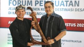 Wakil Ketua Komisi X DPR RI Dede Yusuf menyerahkan Cinderamata Golok Ciung Wanara Koleksi pribadinya kepada Kabid Promosi Disparbud Kabupaten Bandung Vena Andriawan. Kamis (24/8/2023).
