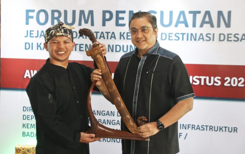 Wakil Ketua Komisi X DPR RI Dede Yusuf menyerahkan Cinderamata Golok Ciung Wanara Koleksi pribadinya kepada Kabid Promosi Disparbud Kabupaten Bandung Vena Andriawan. Kamis (24/8/2023).