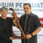 Wakil Ketua Komisi X DPR RI Dede Yusuf menyerahkan Cinderamata Golok Ciung Wanara Koleksi pribadinya kepada Kabid Promosi Disparbud Kabupaten Bandung Vena Andriawan. Kamis (24/8/2023).