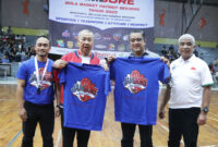 Ketua Umum Perbasi Danny Kosasih dan Wakil Ketua Komisi X DPR RI Dede Yusuf menerima Cindra Mata dari Ketua Perbasi Kabupaten Bandung Saeful Bachri didampingi Ketua Penyelenggara Jambore Basket Patriot Beezers 2023. GOR Padjadjaran, Minggu (13/8/2023) Foto IBN