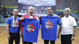 Ketua Umum Perbasi Danny Kosasih dan Wakil Ketua Komisi X DPR RI Dede Yusuf menerima Cindra Mata dari Ketua Perbasi Kabupaten Bandung Saeful Bachri didampingi Ketua Penyelenggara Jambore Basket Patriot Beezers 2023. GOR Padjadjaran, Minggu (13/8/2023) Foto IBN