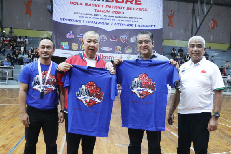 Ketua Umum Perbasi Danny Kosasih dan Wakil Ketua Komisi X DPR RI Dede Yusuf menerima Cindra Mata dari Ketua Perbasi Kabupaten Bandung Saeful Bachri didampingi Ketua Penyelenggara Jambore Basket Patriot Beezers 2023. GOR Padjadjaran, Minggu (13/8/2023) Foto IBN