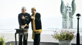 Gubernur Jawa Barat Ridwan Kamil dan Bupati Sumedang Dony Ahmad Munir, saat meresmikan Menara Kujang Sapasang. Minggu, 13 Agustus 2023, sore