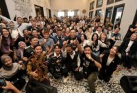 Bakal Calon Presiden dari Koalisi Perubahan Anies Baswedan didampingi ketua umum partai Demokrat Agus Harimurti Yudhoyono (AHY) berfoto bersama milenial usai menggelar acara dialog bareng milenial bandung. Sabtu (5/8/2023)