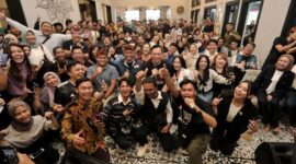 Bakal Calon Presiden dari Koalisi Perubahan Anies Baswedan didampingi ketua umum partai Demokrat Agus Harimurti Yudhoyono (AHY) berfoto bersama milenial usai menggelar acara dialog bareng milenial bandung. Sabtu (5/8/2023)