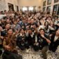 Bakal Calon Presiden dari Koalisi Perubahan Anies Baswedan didampingi ketua umum partai Demokrat Agus Harimurti Yudhoyono (AHY) berfoto bersama milenial usai menggelar acara dialog bareng milenial bandung. Sabtu (5/8/2023)
