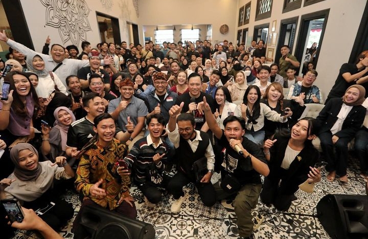 Bakal Calon Presiden dari Koalisi Perubahan Anies Baswedan didampingi ketua umum partai Demokrat Agus Harimurti Yudhoyono (AHY) berfoto bersama milenial usai menggelar acara dialog bareng milenial bandung. Sabtu (5/8/2023)