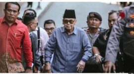 Pimpinan Pondok Pesantren Al Zaytun Panji Gumilang (tengah) berjalan saat akan menjalani pemeriksaan di Bareskrim Mabes Polri, Selasa (01/08).