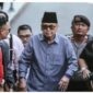 Pimpinan Pondok Pesantren Al Zaytun Panji Gumilang (tengah) berjalan saat akan menjalani pemeriksaan di Bareskrim Mabes Polri, Selasa (01/08).