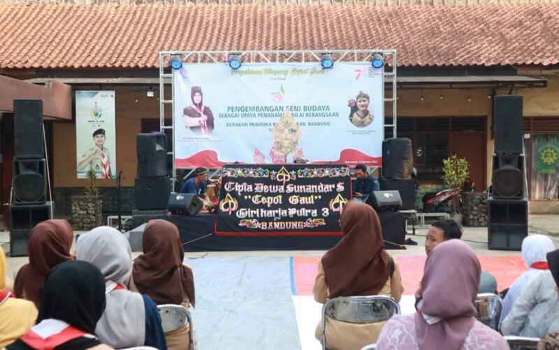 Penampilan dalang 
 Cipta  Dewa Sunandar Sunarya  pada kegiatan Menspirit Kwarcab Kabupaten Bandung