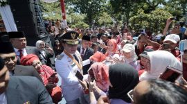 Gubernur Jawa Barat Ridwan Kamil menyapa warga usai Upacara HUT ke/78 RI Tingkat Jawa Barat dilapangan Gasibu Bandung, Kamis 17 Agustus 2023.