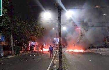 Aksi blokir jalan yang dilakukan warga Dago Elos, Kota Bandung mencekam, Senin(14/8/2023) 