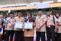 Bupati Bandung Kak Dr. H. Dadang Supriatna, S.Ip, M.Si selaku Ketua Mabicab serta Ketua Kwarcab Kabupaten Bandung Kak Hj. Emma Dety Permanawati, S.Pd.i, M.M, didampingi wakil Ketua Binawasa Kak H Ruli Hadiana, S.Sos., M.I. Pol, Sekretaris Kwarcab Kak H .Nandang Kuswara, M.Pd  Bendahara I kwarcab kak HJ Eusi Sumiati,S.Pd berfoto bersama usai menerima penghargaan Kwarcab Juara  tergiat tahun 2023