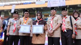 Bupati Bandung Kak Dr. H. Dadang Supriatna, S.Ip, M.Si selaku Ketua Mabicab serta Ketua Kwarcab Kabupaten Bandung Kak Hj. Emma Dety Permanawati, S.Pd.i, M.M, didampingi wakil Ketua Binawasa Kak H Ruli Hadiana, S.Sos., M.I. Pol, Sekretaris Kwarcab Kak H .Nandang Kuswara, M.Pd  Bendahara I kwarcab kak HJ Eusi Sumiati,S.Pd berfoto bersama usai menerima penghargaan Kwarcab Juara  tergiat tahun 2023