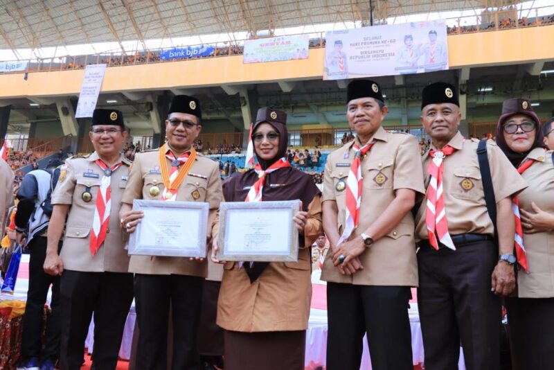 Bupati Bandung Kak Dr. H. Dadang Supriatna, S.Ip, M.Si selaku Ketua Mabicab serta Ketua Kwarcab Kabupaten Bandung Kak Hj. Emma Dety Permanawati, S.Pd.i, M.M, didampingi wakil Ketua Binawasa Kak H Ruli Hadiana, S.Sos., M.I. Pol, Sekretaris Kwarcab Kak H .Nandang Kuswara, M.Pd  Bendahara I kwarcab kak HJ Eusi Sumiati,S.Pd berfoto bersama usai menerima penghargaan Kwarcab Juara  tergiat tahun 2023