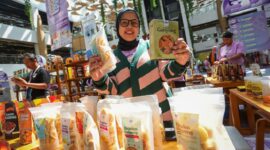 asar Kreatif Bandung 2023 masih terus bergulir. Acara yang berlangsung sejak 30 Juni 2023 tersebut saat ini sedang bergulir di 23 Paskal. Sebulan bergulir Pasar Kreatif Bandung 2023 tembus omset Rp. 6,7Milyar