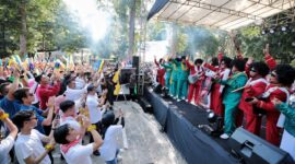 Raja Dangdut, Rhoma Irama menggoyang para penggemarnya di Balai Kota Bandung, Membawakan lagu Mirasantika dan Judi, Ia tampil untuk memeriahkan Hari Jadi ke-213 Kota Bandung. Rabu 13/9/2023.