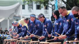 Plh Wali Kota Bandung, Ema Sumarna membuka acara Peringatan Hari Olahraga Nasional (Haornas) ke-40 Tingkat Kota Bandung Tahun 2023 di Plaza Balai Kota Bandung, 14 September 2023