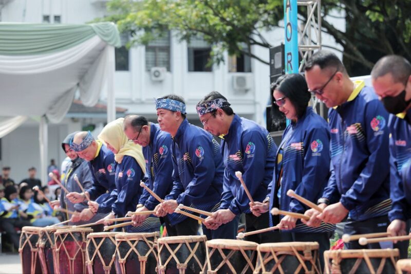 Plh Wali Kota Bandung, Ema Sumarna membuka acara Peringatan Hari Olahraga Nasional (Haornas) ke-40 Tingkat Kota Bandung Tahun 2023 di Plaza Balai Kota Bandung, 14 September 2023