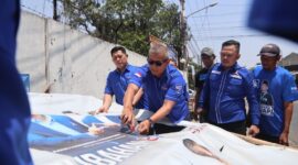 Kader Demokrat Kabupaten Bandung menurunkan baliho dan spanduk Demokrat bergambar Anies Baswedan di beberapa tempat sejak 31 Agustus 2023. Hal tersebut sebagai bentuk kekecewaan para Kader Demokrat. Baleendah Sabtu  (2/9/2023). Foto YgIBN