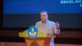 Wakil Ketua Komisi X DPR RI Dede Yusuf Macan Effendi, Kekerasan Marak Di Sekolah, kekerasan terjadi di sekolah karena guru dan kepala sekolah tidak ada perlindungan. Tindakan sanksi dan disiplin kepada siswa terkadang berakhir dengan gugatan hukum. Soreang (29/9/2023)