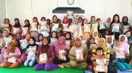 Penyaluran program Gerakan Berbagi Mukena untuk 1.600 Muslimah di Kampung Kebon Tilu Kecamatan Gununghalu, Bandung Barat. Selasa (19/9/2023)