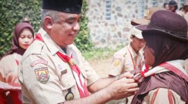 Ketua Harian Kwarcab Kabupaten Bandung H Saeful Bachri S.H., M.A.P menyematan Kacu Pramuka kepada salahsatu peserta Jambore Pramuka Berkebutuhan khusus tingkat kabupaten Bandung. Cileunyi senin (25/9/2023)