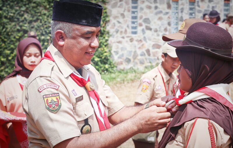 Ketua Harian Kwarcab Kabupaten Bandung H Saeful Bachri S.H., M.A.P menyematan Kacu Pramuka kepada salahsatu peserta Jambore Pramuka Berkebutuhan khusus tingkat kabupaten Bandung. Cileunyi senin (25/9/2023)