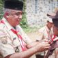Ketua Harian Kwarcab Kabupaten Bandung H Saeful Bachri S.H., M.A.P menyematan Kacu Pramuka kepada salahsatu peserta Jambore Pramuka Berkebutuhan khusus tingkat kabupaten Bandung. Cileunyi senin (25/9/2023)