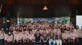 Kadispopar Kabupaten Bandung Kak Ir. Kawaludin M.M, Waka Binamuda Kak Dony Iskandar S.Pd dan Sekretaris III Kwarcab Kab Bandung Kak Tatan Munandar S.Pd berfoto bersama dengan para peserta Latihan Pengembangan Kepemimpinan ( LPK) Pramuka Penegak dan Pandega Kabupaten Bandung bertempat di D’riam Kecamatan Pasirjambu Kamis (7/9/2023)